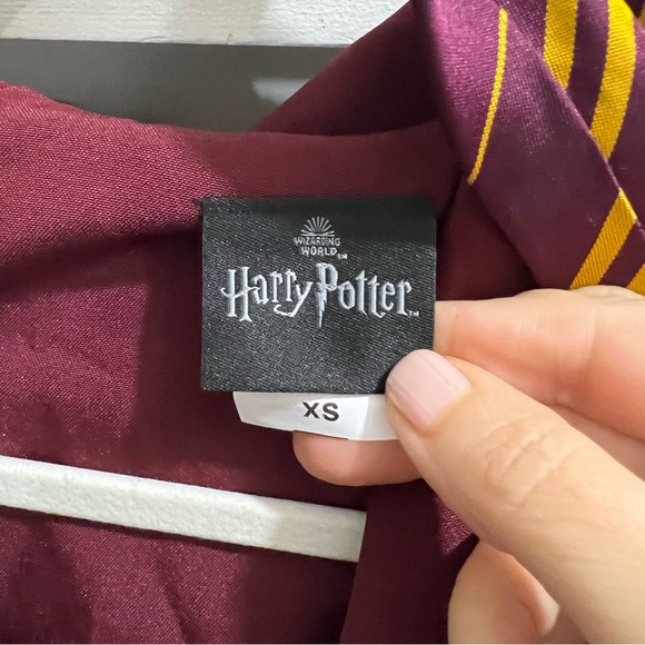 Gryffindor Robe - Picture 4 of 6
